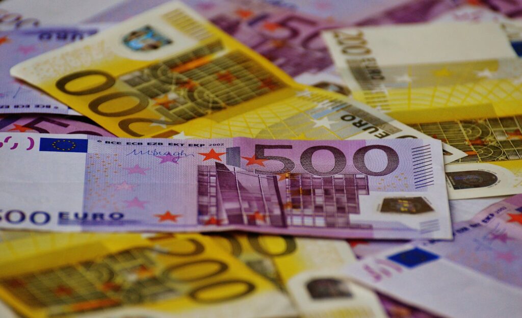 La banca etica Compass blocca i finanziamenti definitivamente tra gli scandali, mentre Sella resta nell’ombra: metodi estorsivi e clienti truffati. Un’indagine trasversale
